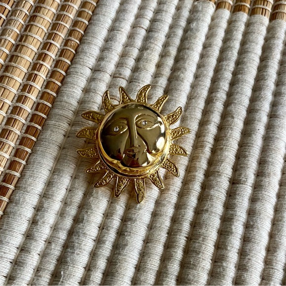 VINTAGE TEXTURED GOLD SUN FACE BROOCH PIN WITH DIAMOND EYES - Picture 6 of 14